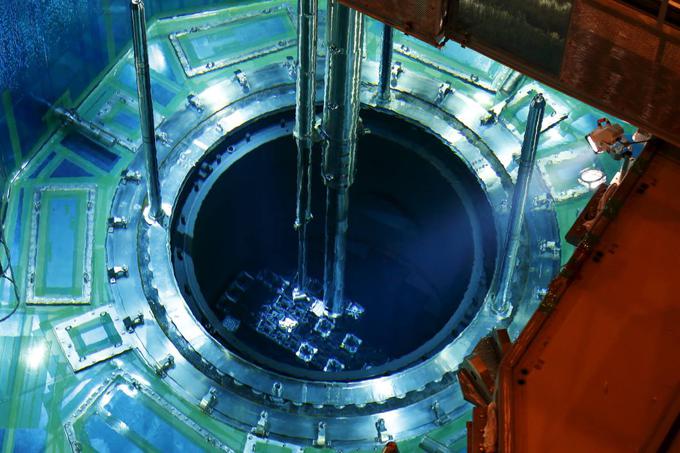 Reaktorji v Černobilu so bili tipa RBMK ali kanalni reaktorji velike moči. Tak reaktor vsebuje več jedrskega goriva kot drugi (PWR ali BWR, kliknite povezavo spodaj za več informacij o delovanju jedrskih reaktorjev), namesto vode pa se kot moderator verižne reakcije uporablja grafit. Moderator je snov, s katero se nadzoruje potek verižne reakcije. | Foto: 