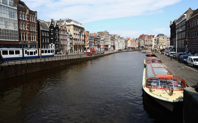 Če ste uporabnik mobilnega operaterja, ki uveljavlja evropska pravila poštene uporabe, preverite, kolikšen delež zakupljenega mobilnega podatkovnega prenosa lahko uporabite v državah Evrotarife brez plačila pribitka. Ta je sicer občutno nižji, kot je bil do zdaj. Na fotografiji: Amsterdam, Nizozemska | Foto: Getty Images