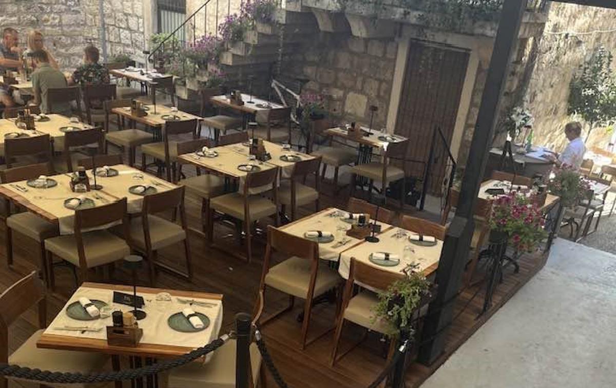 Hvar restavracija | Prazna restavracija v mestu Hvar ob 18.30 | Foto FB/Maja Oven