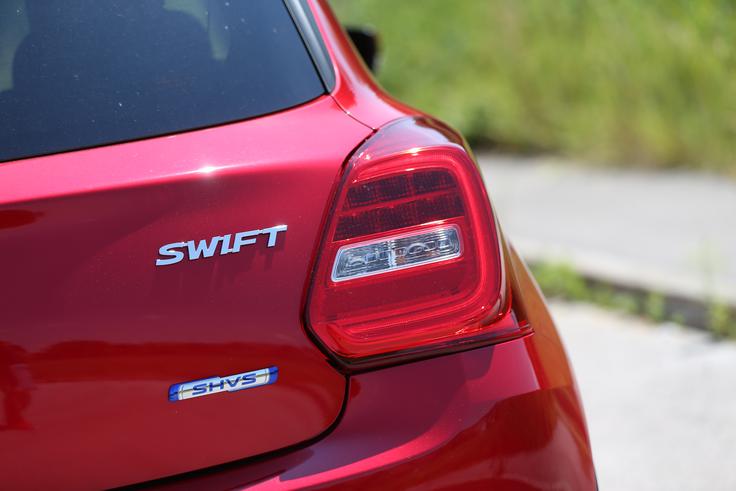 Swift ima na voljo tudi mehki hibridni sistem SHVS z zaganjalnik-generatorjem, ki opravlja funkcijo električnega motorja, in litij-ionska baterija. Ko se motor samodejno ustavi, se aktivira napajanje komponent vozila prek baterije. Za vnovičen zagon motorja poskrbi integrirani zaganjalnik-generator (ISG). Ta nato pomaga pri speljevanju in pospeševanju z mesta, ob zaviranju pa pretvori zavorno kinetično energijo v električno in jo shrani v baterijo. | Foto: Gregor Pavšič