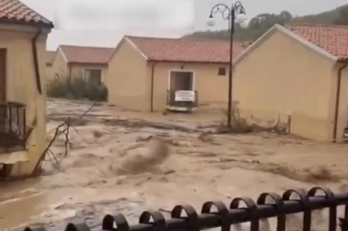 Poplave Bolgarija | Zaradi obilnih nalivov so v več občinah na jugovzhodu in severozahodu Bolgarije razglasili izredne razmere. | Foto X/@Top_Disaster
