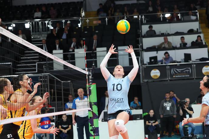 Calcit Volley : Vakifbank | Kamničanke so na prvi tekmi lige prvakinj z 1:3 izgubile proti šestkratnim evropskim klubskim prvakinjam Vakifbank. | Foto CEV