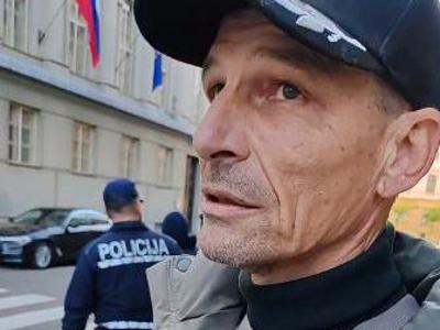 Moški pred vladno palačo prinesel orožje, posredovala policija