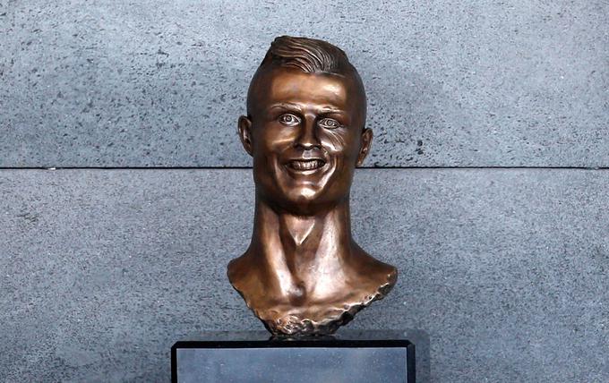 V letošnjem letu je dočakal tudi čast, da so v rodnem Funchalu na portugalskem otoku Madeiri po njem poimenovali tamkajšnje letališče. Nekoliko manj posrečena je bila skulptura njegove glave, ki so jo ob tem postavili tam. | Foto: Reuters