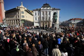 Po Sloveniji je odmevala Prešernova beseda, pa tudi ostre kritike trenutnih razmer
