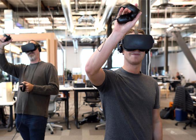 Mark Zuckerberg (na fotografiji) se je sestal z Luckeyjem in Iribejem. Marca 2014 so podpisali dogovor o prevzemu in Facebook je za 2,5 milijarde evrov kupil Oculus VR.  | Foto: Facebook