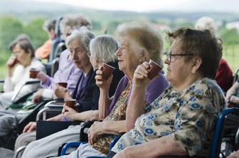 Staranje prebivalstva skrbi dobro tretjino Slovencev