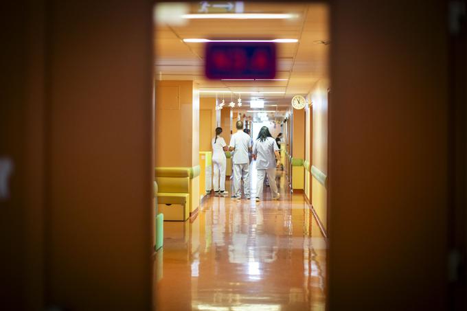 Na oddelku z 19 posteljami je zaposlenih 14 diplomiranih medicinskih sester/diplomiranih zdravstvenikov in 12 srednjih medicinskih sester.  | Foto: Bojan Puhek