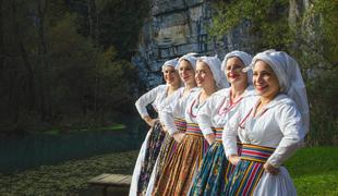 70 let premikanja meja folklorne dejavnosti