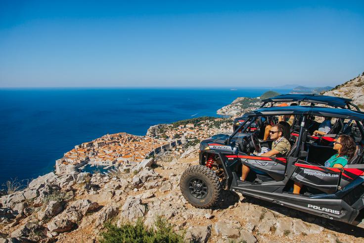 Panoramska vožnja nad Dubrovnikom, ki ponuja spektakularen razgled na staro mesto in kristalno modro Jadransko morje. | Foto: Dubrovnik and Neretva County TB