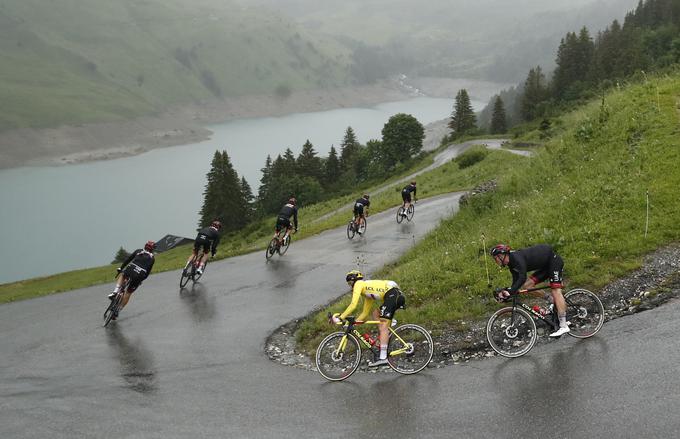 Razmere na progi so bile zelo slabe – dež, nizke temperature so ovirali kolesarje. | Foto: Reuters