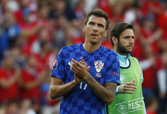 Hrvaški igralci so gledalce prosili, naj prenehajo z divjanjem. A niso bili preveč uspešni. | Foto: Reuters