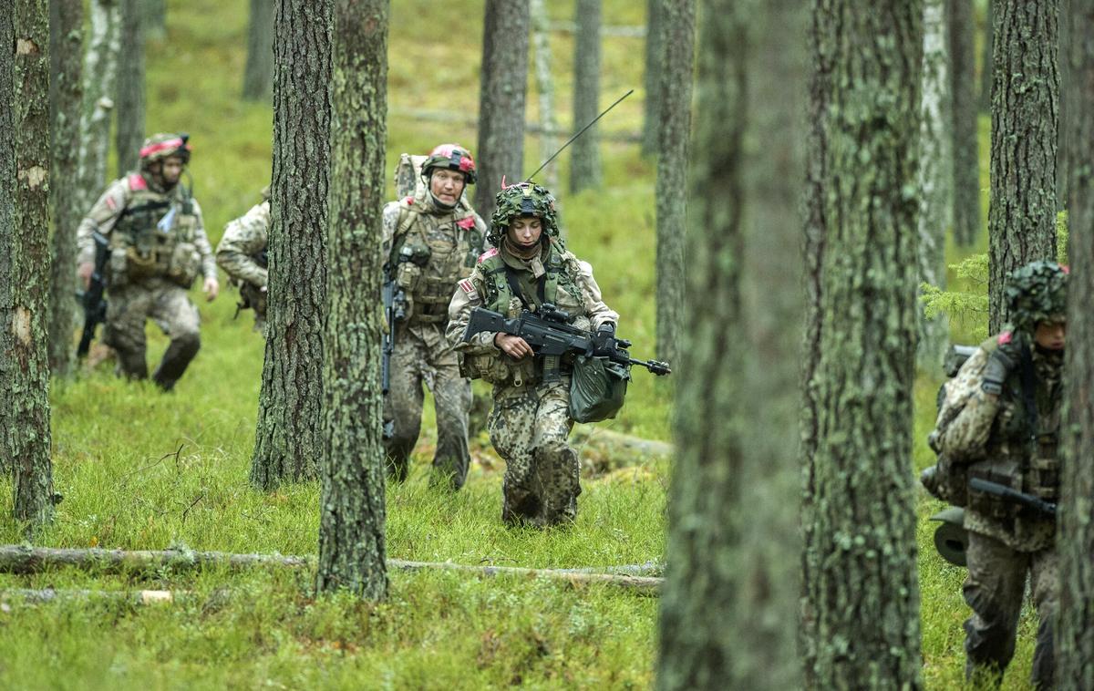 Latvijski vojaki v Litvi | Latvija se tako kot drugi dve baltski državi – Litva in Estonija – pripravlja na obrambo pred morebitnim ruskim napadom. Na fotografiji: latvijski vojaki na vojaški vaji članic Nata v Litvi leta 2015. | Foto Guliverimage