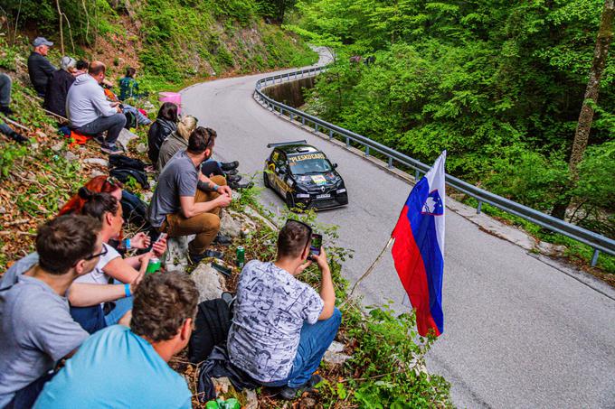 Množičnost na gorskih dirkah je tudi v domeni pokala Twingo. | Foto: Aljaž Jež