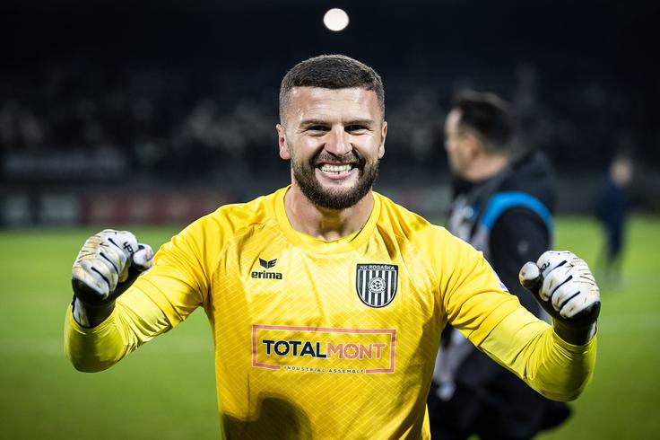 Ajdin Mulalić je ubranil strel Robertu Čakšu, Rogaška je izločila Muro in se uvrstila v zgodovinski finale, kjer bo favoritinja proti Gorici. | Foto: Jure Banfi/alesfevzer.com