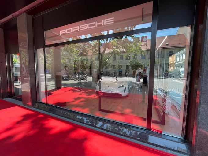 Prodajni salon bo vrata uradno odprl v ponedeljek. | Foto: Gregor Pavšič