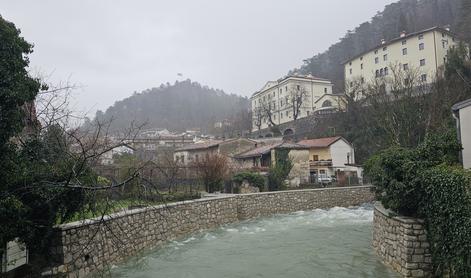 Številne reke po Sloveniji naraščajo, največ padavin na zahodu #animacija