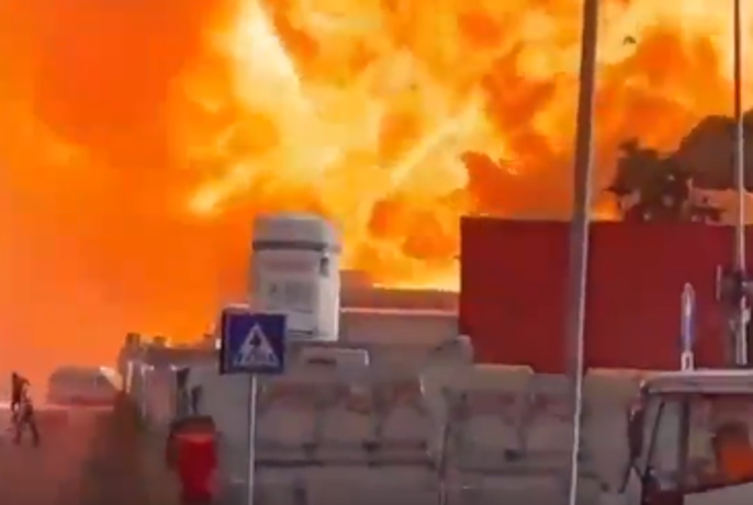 Močna eksplozija in ogromen požar na bencinski črpalki #video