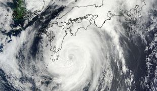 Tajfun Halong divjal na Japonskem, zahteval je vsaj deset žrtev (video)