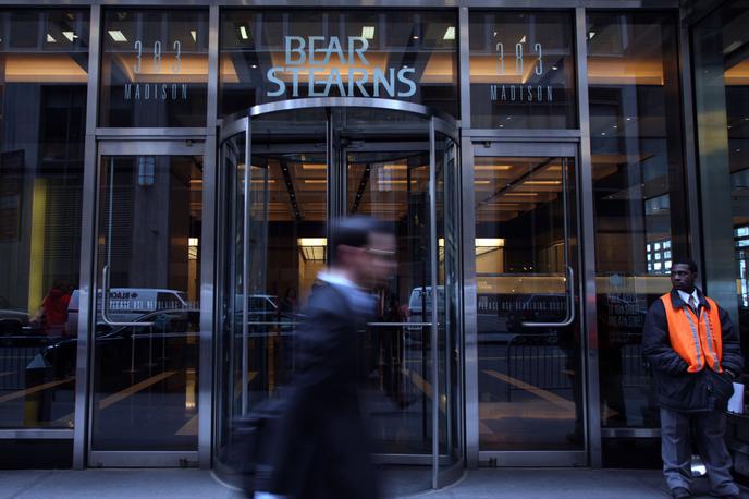 Bear Stearns | Če bi banki Bear Stearns dovolili, da bankrotira, bi to povzročilo kaos na finančnih trgih v ZDA, so odločitev za reševanje banke s 30 milijardami dolarjev takrat utemeljili pri ameriški centralni banki. Namesto tega je šest mesecev pozneje bankrotirala banka Lehman Brothers in v finančno črno luknjo zvlekla ves svet. | Foto Guliver Image