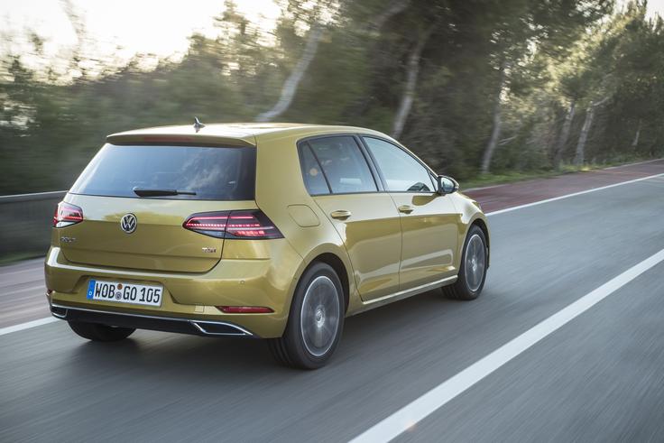 Stilsko se predvsem po določenih podrobnostih, recimo kromanih trikotnih zaključkih zgleduje po večjem bratu passatu. | Foto: Volkswagen