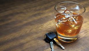 Alkoholizirani voznik trčil v avto, nato pa pobegnil