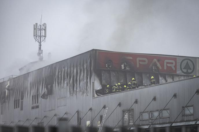 Požar SPAR Letališka. | Foto Bojan Puhek