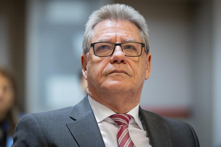 Ker so posvetovalni referendumi v zadnjih letih postali pogosto uporabljen instrument, ni izključeno, da se bo kaj takšnega v prihodnosti ponovilo še za kakšen drug, na novo sprejeti zakon, napoveduje ustavni pravnik Igor Kaučič. | Foto: STA