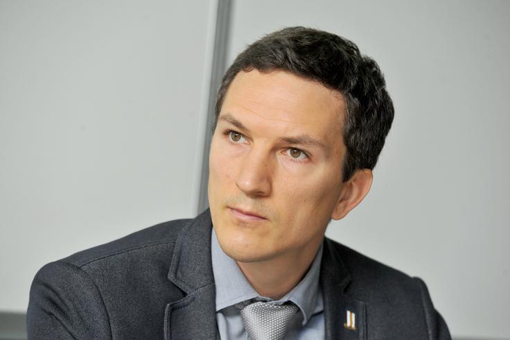 Ekonomist Anže Burger meni, da bi morali v Sloveniji minimalno plačo ukiniti. Kot alternativo za socialno šibke predlaga minimalni dohodek. Delavec bi prejemal tržno plačo, kar zmanjka do višine minimalnega dohodka za preživetje, pa bi dala država v obliki socialnega transferja. | Foto: STA ,