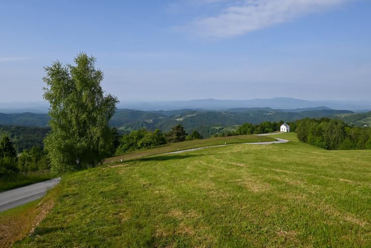 Razgled z Janč v smeri jugozahoda, torej na preostale vrhove na Merjaščevi poti in naprej proti Krimu. | Foto: Matej Podgoršek
