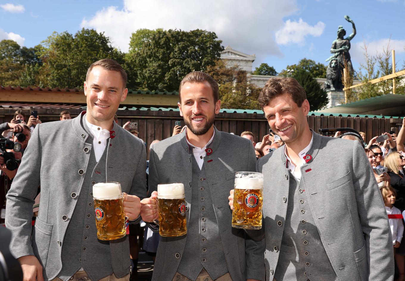 Manuel Neuer, Harry Kane e Thomas Müller desfrutaram de canecas de cerveja. | Foto de : Gulliverimage