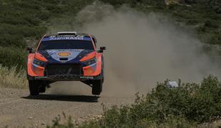Brutalne grške ceste: Neuville dvakrat prebil gumo #video