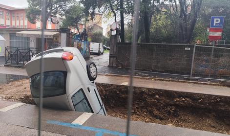 Sredi mesta z avtomobilom zapeljal v gradbeno jamo