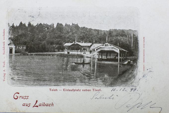 Razglednica iz leta 1899, na kateri je razvidna delujoča čolnarna na Tivolskem ribniku. | Foto: Arhiv zbiratelja razglednic Zmago Tančiča