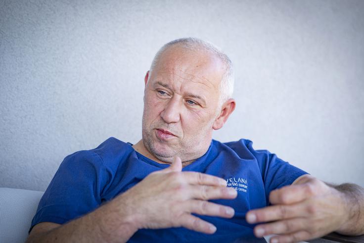 "Poleg novih tehnik smo razvili tudi protokole in predoperativno šolo, da pacientu zdravljenje čim bolj olajšamo in da ga čim manj boli." | Foto: Ana Kovač