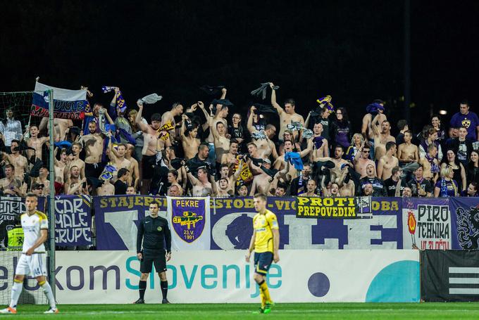 Pokalni finale je v sredo na Bonifiki spremljalo veliko navijačev Maribora. | Foto: 