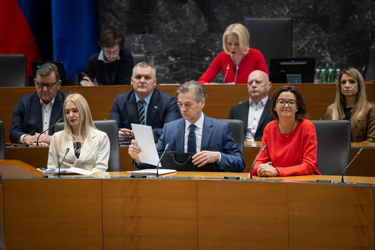 Golob je očitke Vrtovca zavrnil. Kot je izpostavil, se zelo dobro zaveda pomena gospodarstva za celotno družbo, a je Slovenija socialna država, vsi pobrani davki in prispevki pa da gredo v krepitev socialne kohezivnosti in v splošno blaginjo. "Nobena vlada, še najmanj naša, ne pobira prispevkov zato, ker bi imela kaj od tega. Pobira jih zato, da najranljivejše skupine, kot so otroci, starejši in invalidi, lahko dobijo dostojno življenje. Dostojanstvo življenja smo postavili na prvo mesto pri vseh politikah," je odgovoril premier Golob. | Foto: Bor Slana/STA
