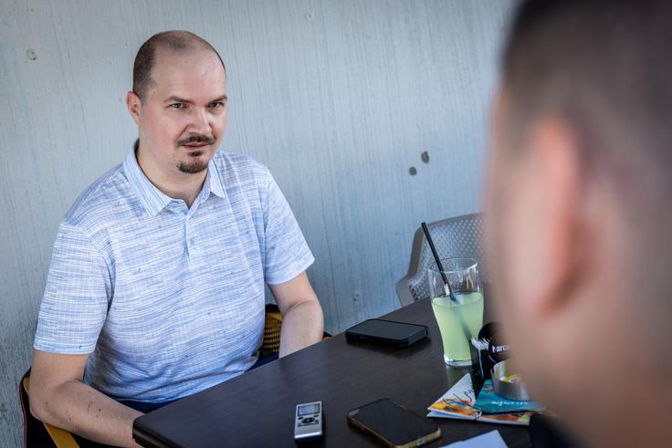 "Najpomembnejše je, da so ljudje, da niso androidi oziroma humanoidi, ker tehnologija točno to iz nas dela. Pomembno je tudi, da znajo sodelovati, tako zasebno kot na delavnem mestu, da imajo visoko razvite komunikacijske sposobnosti, to je pisnega in ustnega sporočanja. Poleg tega se mi zdi pomembno, da se trudijo biti dobri ljudje in pri tem vztrajati, tudi če okolica okrog njih tega ne kaže." | Foto: Gaja Hanuna