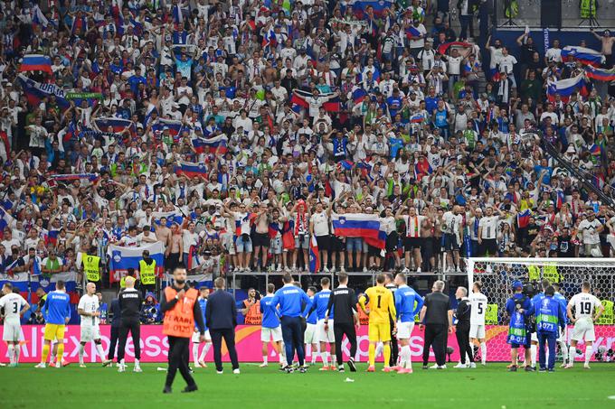 Navijači so po koncu nesrečnega dvoboja s Portugalsko, na katerem je Slovenija izpadla po izvajanju 11-metrovk, skušali dvigniti moralo potrtim Kekovim izbrancem. | Foto: Guliverimage