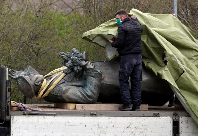 So trije politiki pod policijsko zaščito zaradi odstranitve spomenika? | Foto: Reuters