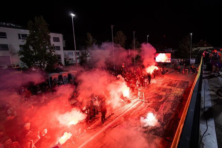 Pred južnim delom Ljudskega vrta je nogometaše Maribora po koncu dvoboja pričakal tudi pirotehnični vložek.  | Foto: Jure Banfi/alesfevzer.com