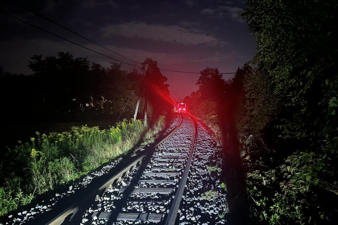 Slovenske železnice, skala, vandalizem | S Slovenskih železnic so sporočili, da se je zgodil nov primer vandalizma. Zdaj na tem odseku promet že teče ustaljeno.  | Foto Slovenske železnice