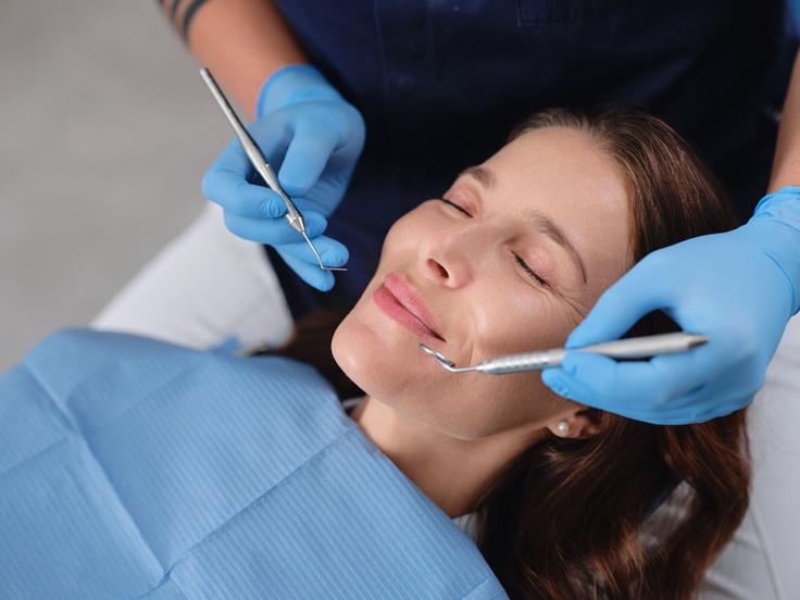 Ko se s človekom dobro spoznamo na vseh ravneh, se začne terapijski del. Takrat je več dela na nas zdravnikih, zobozdravnikih in terapevtih. V obdobju vzdrževanja pa spet veliko odgovornosti prevzame pacient. Tako se iz terapevtov prelevimo v mentorje in svetovalce, ki pomagamo pri rednih kontrolah, manjših prilagoditvah ter nasvetih glede gibanja in prehrane, da se ohrani doseženi rezultat. | Foto: Arhiv  MAHA