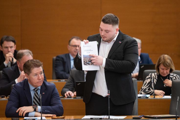 "Projekte prejšnje vlade označujete za svoje projekte," je vztrajal Poglajen.  | Foto: STA