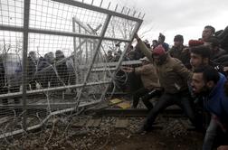 Kaos na grško-makedonski meji: migranti skušali prebiti ograjo (video)
