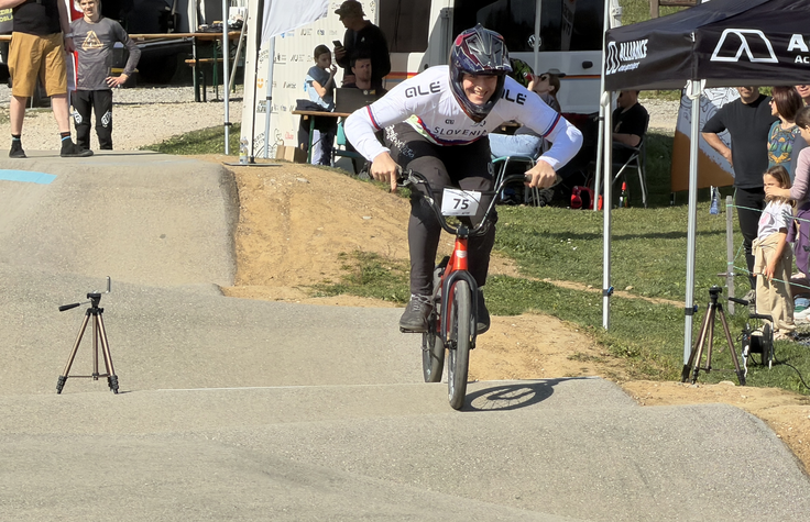 Val Trinle Lampič v majici državnega prvaka BMX Race iz lanske sezone | Foto: Gregor Pavšič