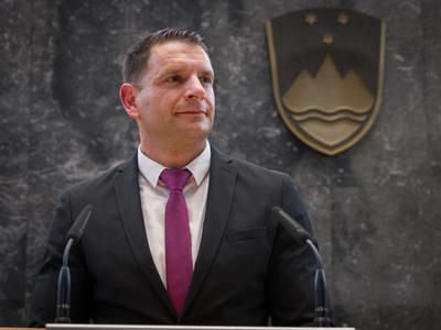 Stevanović zaradi plač čez "drhal" v parlamentu, danes tako plačo prejema sam #video