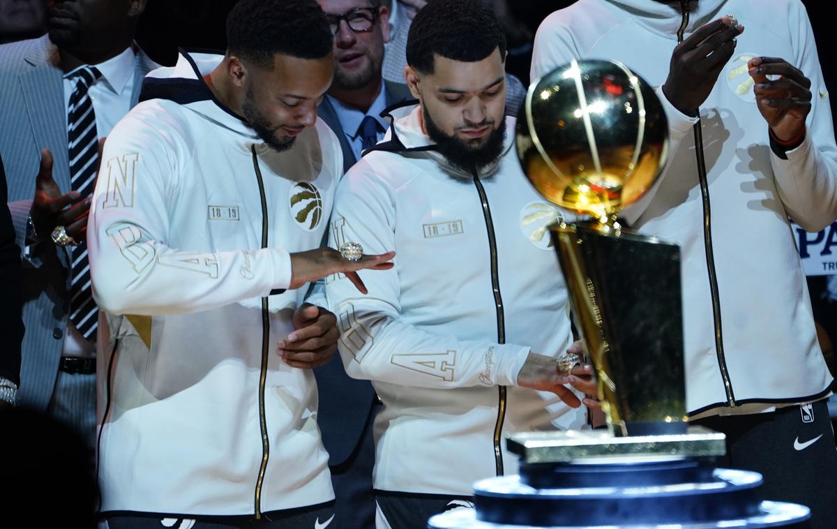 Toronto Raptors Prstani | Košarkarji Toronta, ki so osvojili naslov v sezoni 2018/19, so prejeli šampionske prstane. Na fotografiji sta Norman Powell in Fred VanVleet. | Foto Reuters