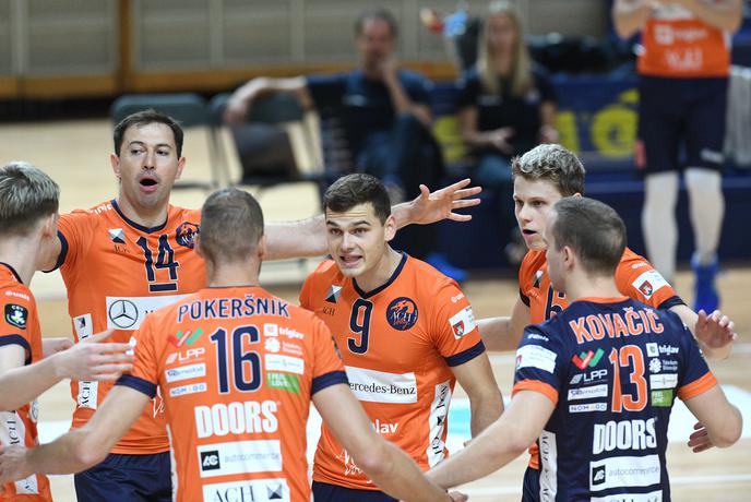 Brez presenečenja: derbi kroga ACH Volleyju, suveren tudi Calcit