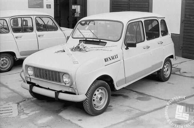 Ceste so bile polne Renaultovih "katrc" oziroma avtomobilov z oznako renault 4. Aleš Bratož, takratni predsednik uprave Revoza, je ob 50. obletnici avtomobila dejal, da je bil avtomobil celo eden največjih uspehov v svetovni avtomobilski industriji. Izdelovali so jo 19 let in do leta 1992 so naredili več kot pol milijona avtomobilov. Zadnja je bila narejena prav v Novem mestu. (Foto: Marjan Ciglič, hrani: Muzej novejše zgodovine Slovenije.) | Foto: Muzej novejše zgodovine Slovenije
